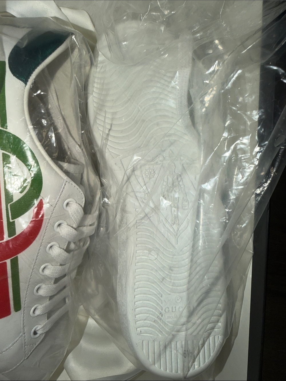 These are Gucci Ace Interlocking GG Logo sneakers - Picture 3 of 5